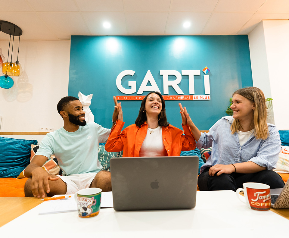 Étudiants créatifs de l'école GARTI en séance de travail